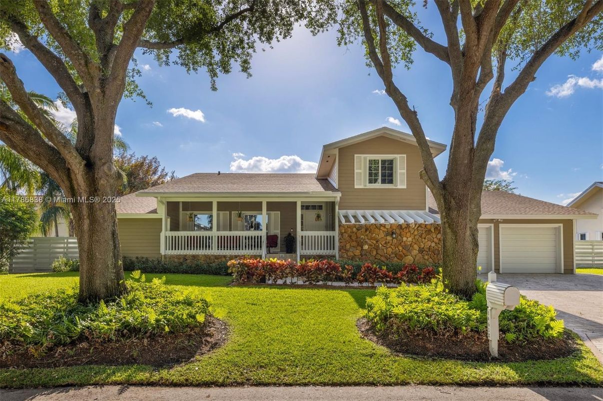 Attached, Exterior, Facade, Split Level