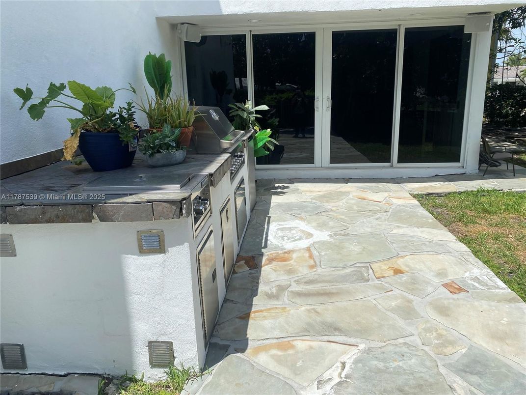 Exterior, Outdoor Kitchen