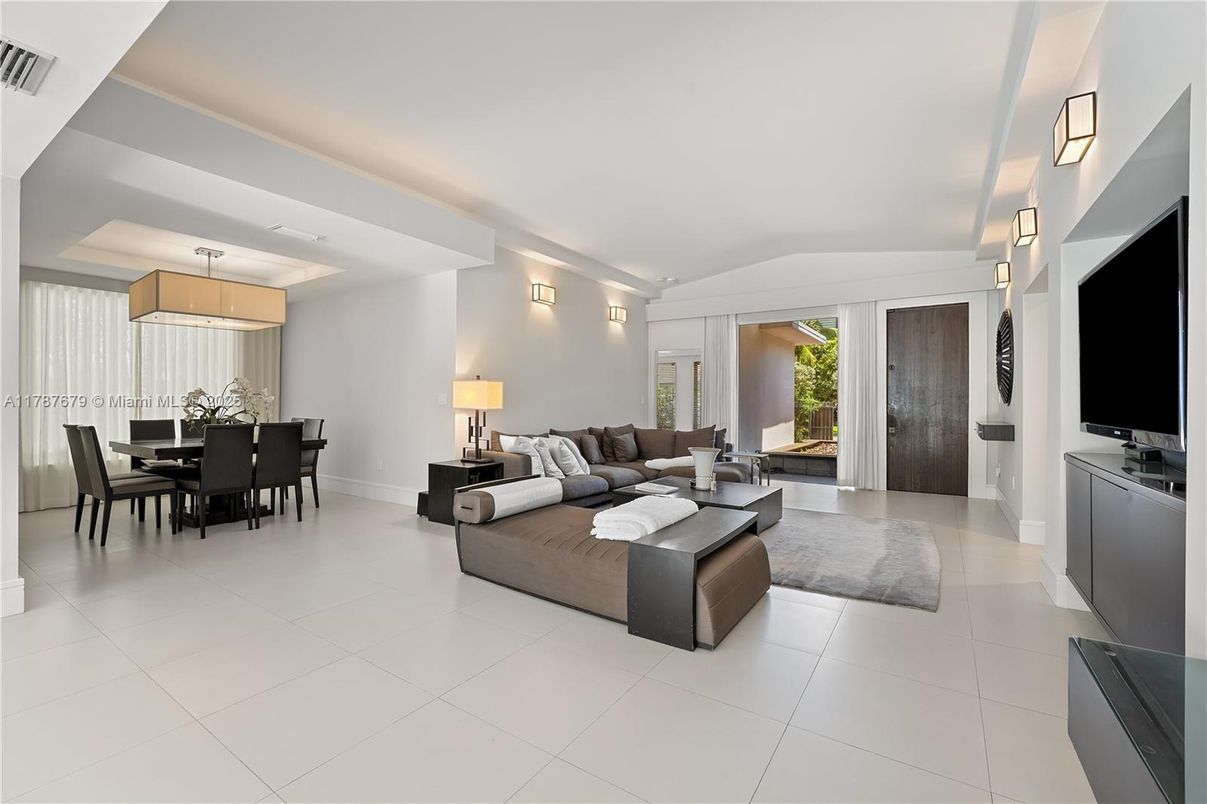 Dining room, Interior, Living room, Pendant Lights