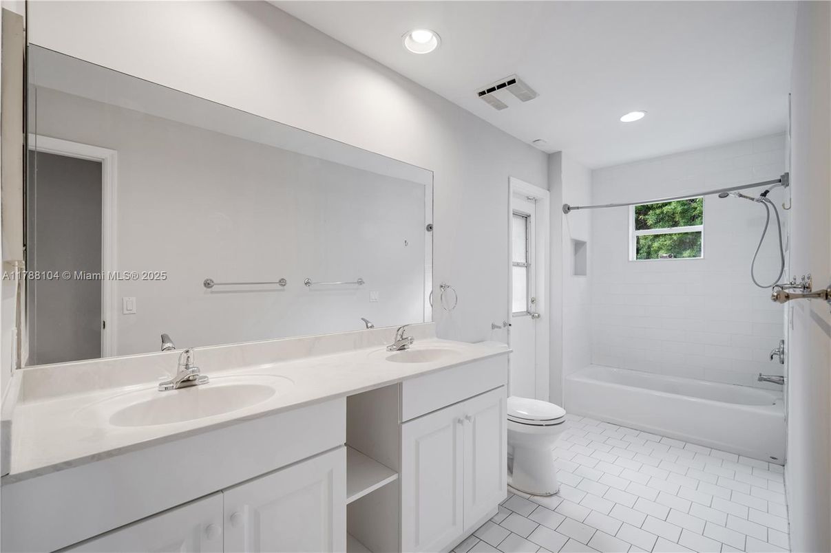Bathroom, Dual Sink Vanities, Interior, Recessed Lighting