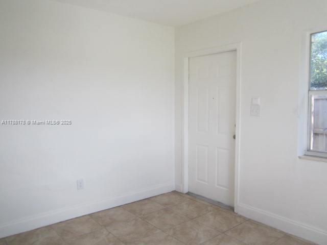 Empty room, Interior