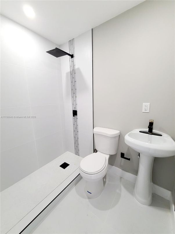 Bathroom, Interior, Recessed Lighting