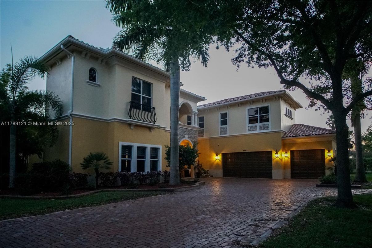 Attached, Exterior, Facade, Mediterranean