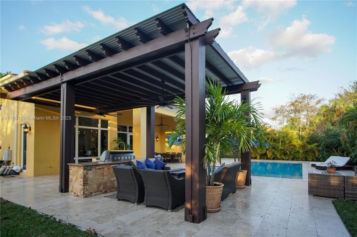 Exterior, Outdoor Kitchen, Pool