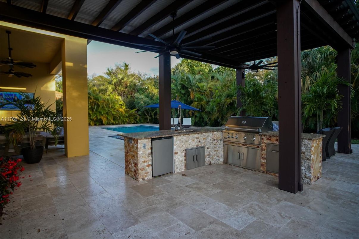 Exterior, Outdoor Kitchen, Pool