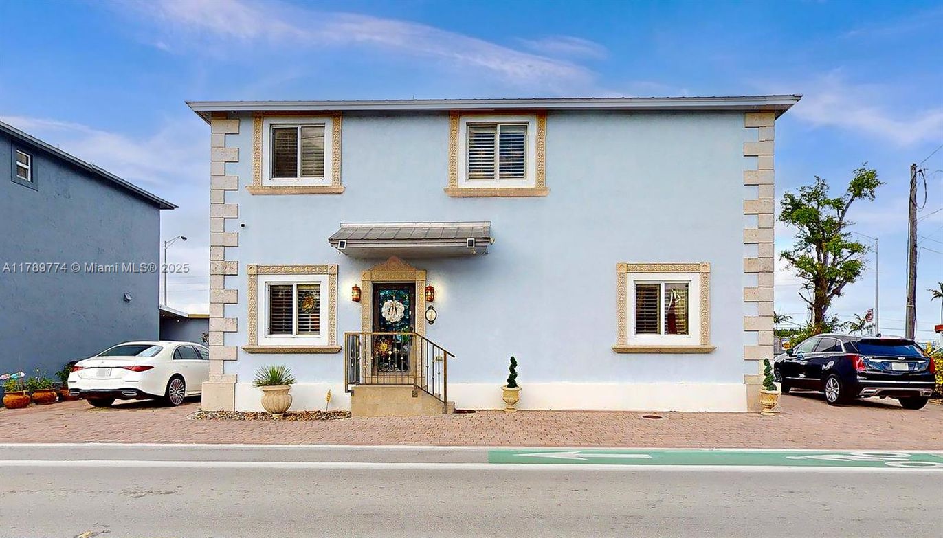 Exterior, Facade, Mediterranean