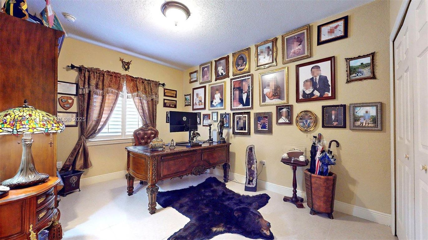 Home Office, Interior