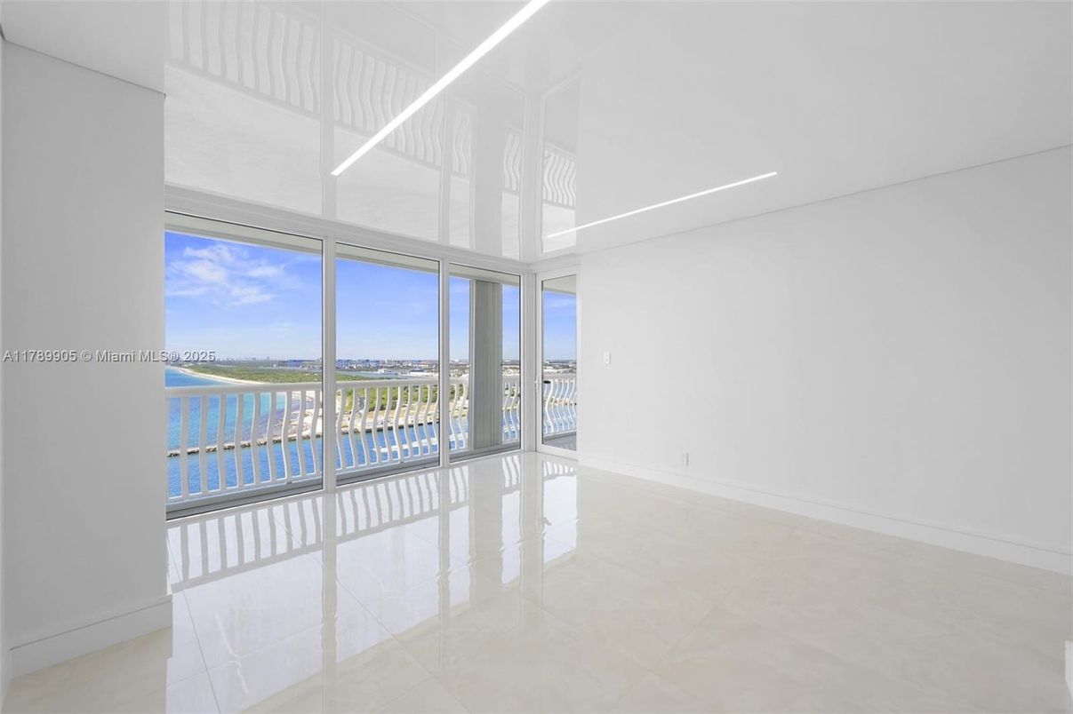 Empty room, Interior, Recessed Lighting, Water