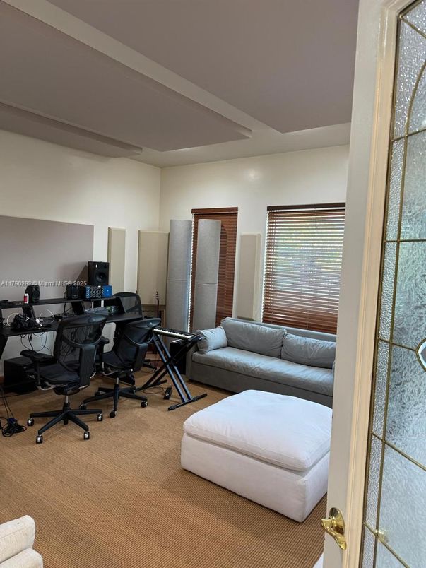 Home Office, Interior
