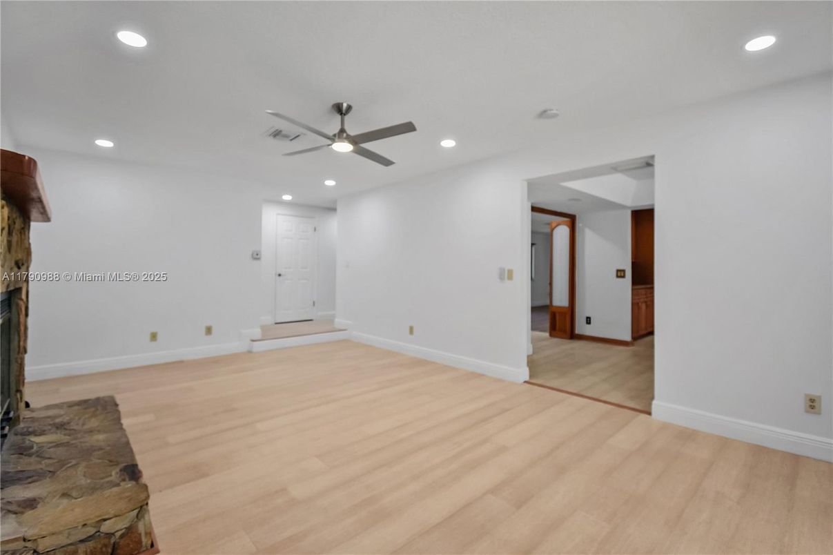 Empty room, Interior, Recessed Lighting, Wood Texture Flooring