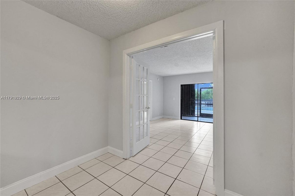 Empty room, Interior