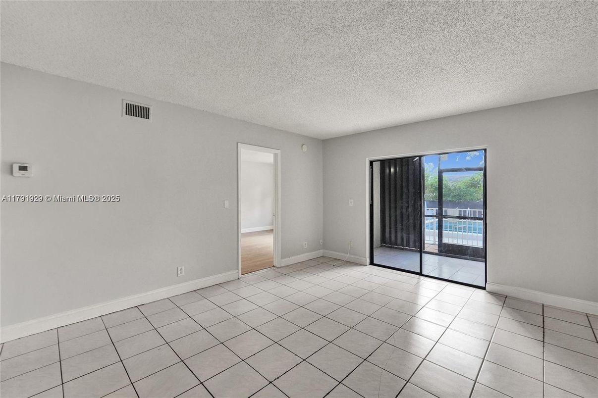 Empty room, Interior