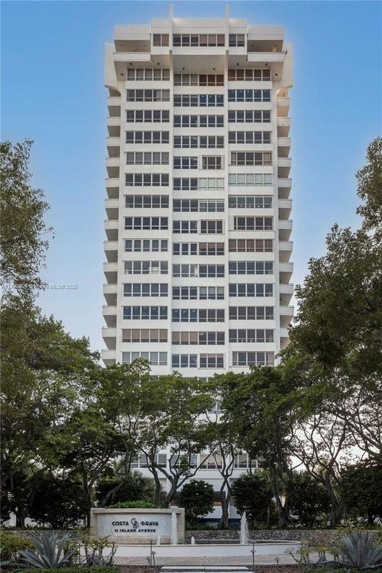 Exterior, Facade, Highrise