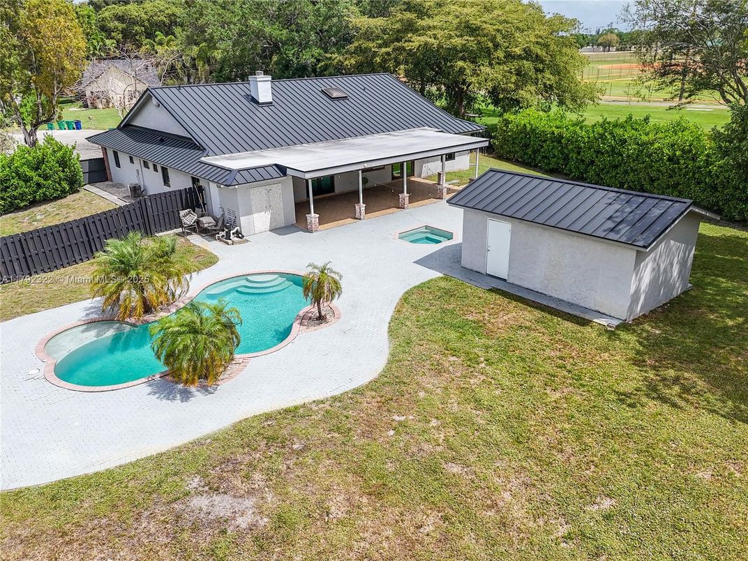 Exterior, Pool