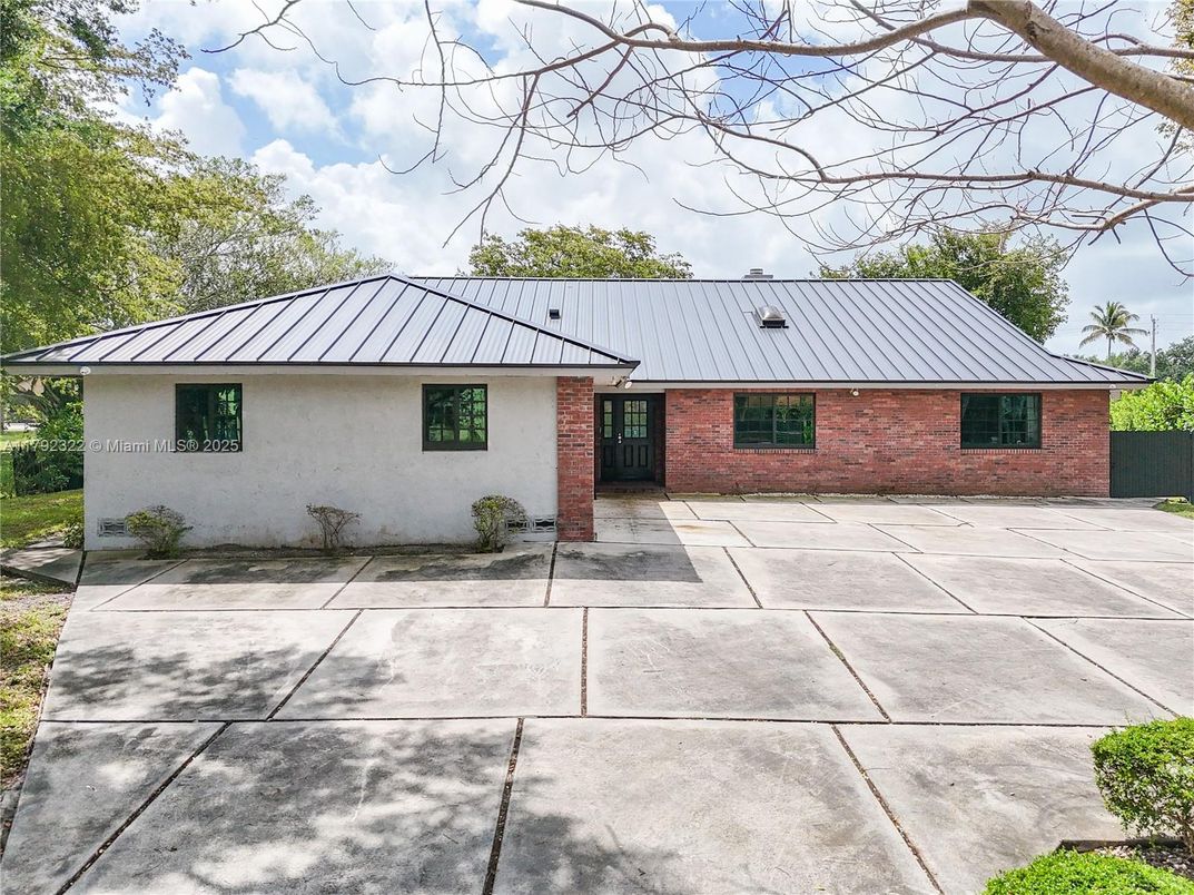 Exterior, Facade, Brick Facade, Ranch