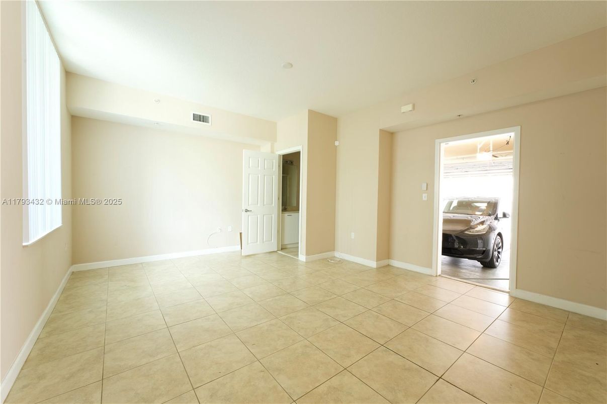Empty room, Interior