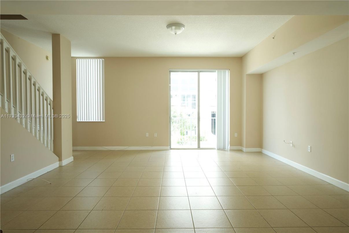 Empty room, Interior