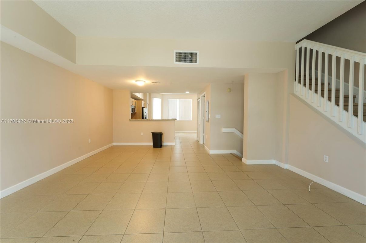 Empty room, Interior