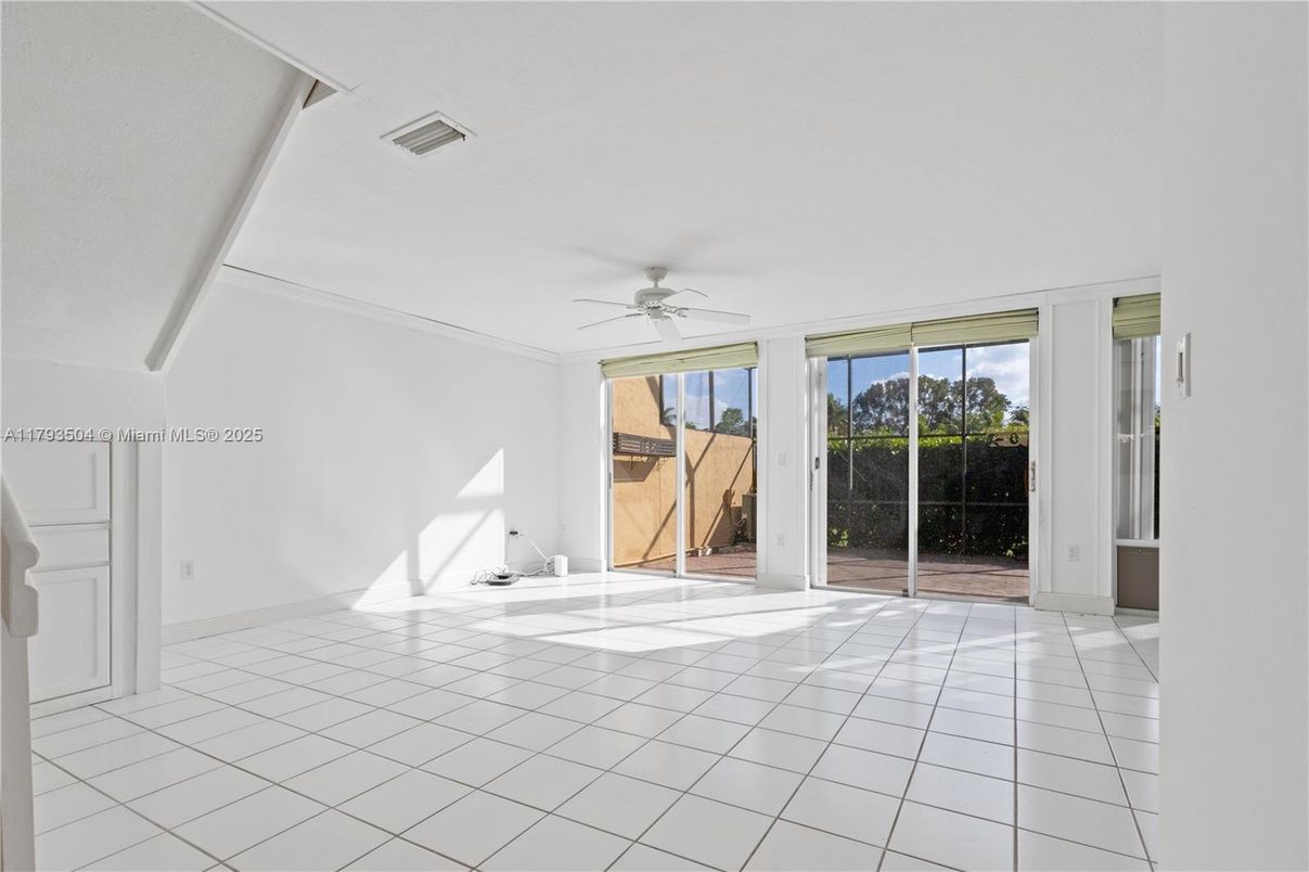 Empty room, Interior