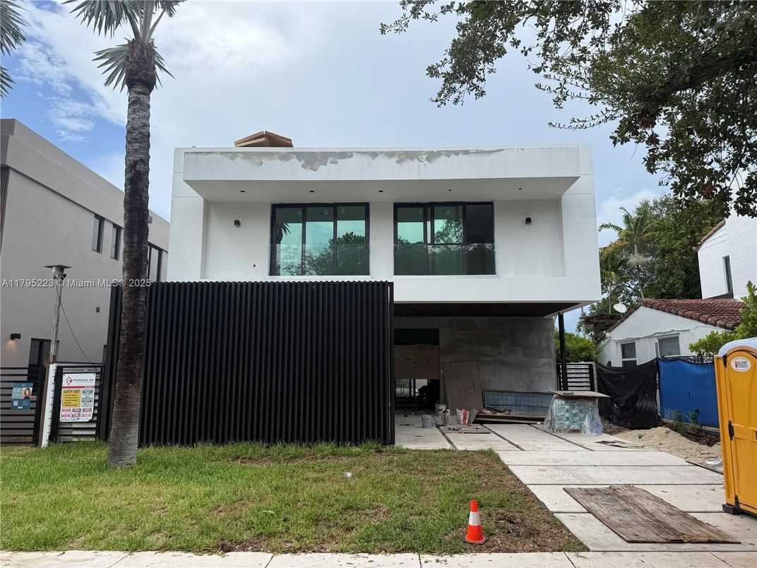 Exterior, Facade, Modern