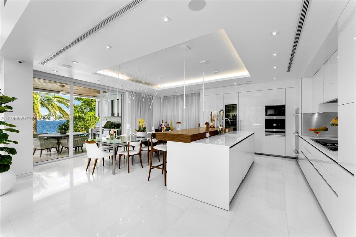 Dining room, Interior, Kitchen, Pendant Lights, Recessed Lighting, Stainless Steel Appliances