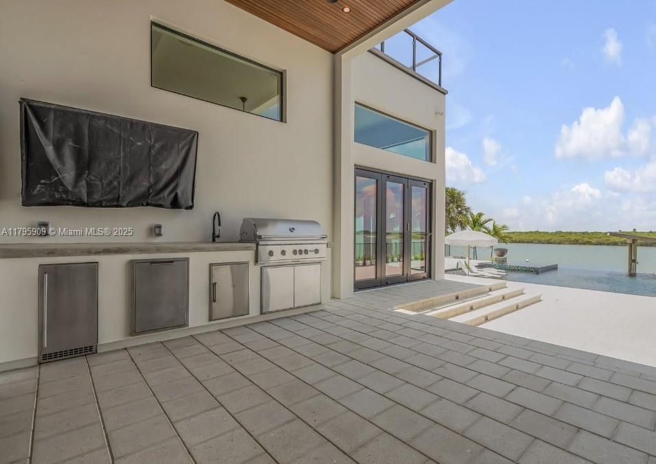 Exterior, Outdoor Kitchen, Water