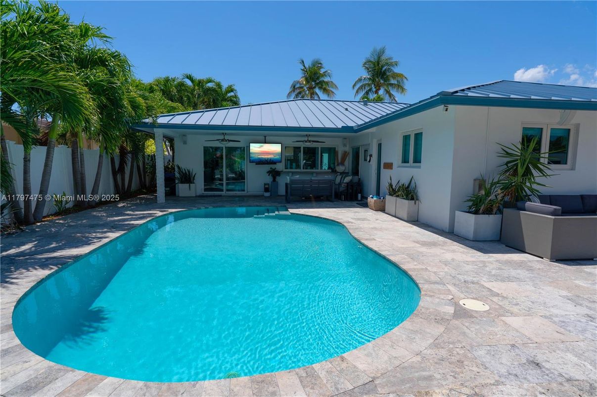Exterior, Pool