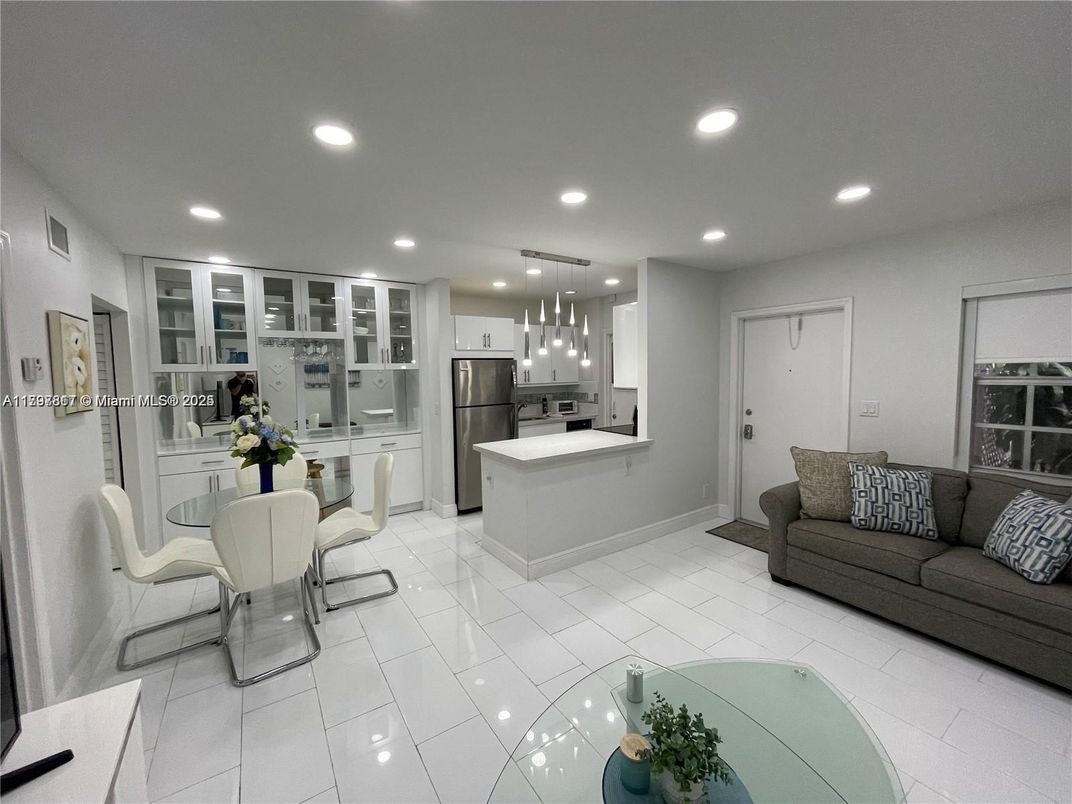 Dining room, Interior, Kitchen, Pendant Lights, Recessed Lighting, Stainless Steel Appliances