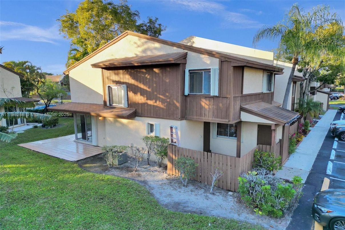 Backyard, Exterior, Facade, Modern