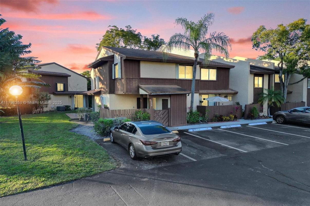 Exterior, Facade, Modern