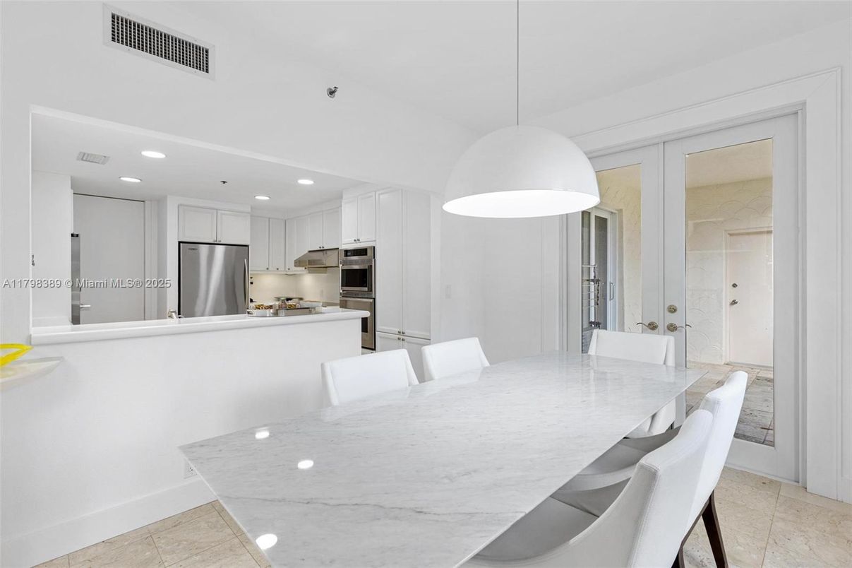 Dining room, Interior, Kitchen, Pendant Lights, Recessed Lighting, Stainless Steel Appliances