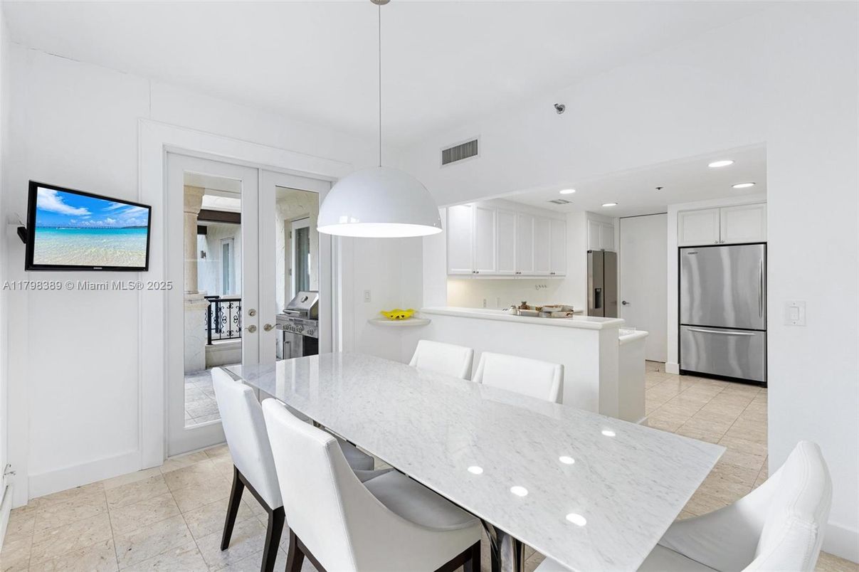 Dining room, Interior, Kitchen, Pendant Lights, Recessed Lighting, Stainless Steel Appliances
