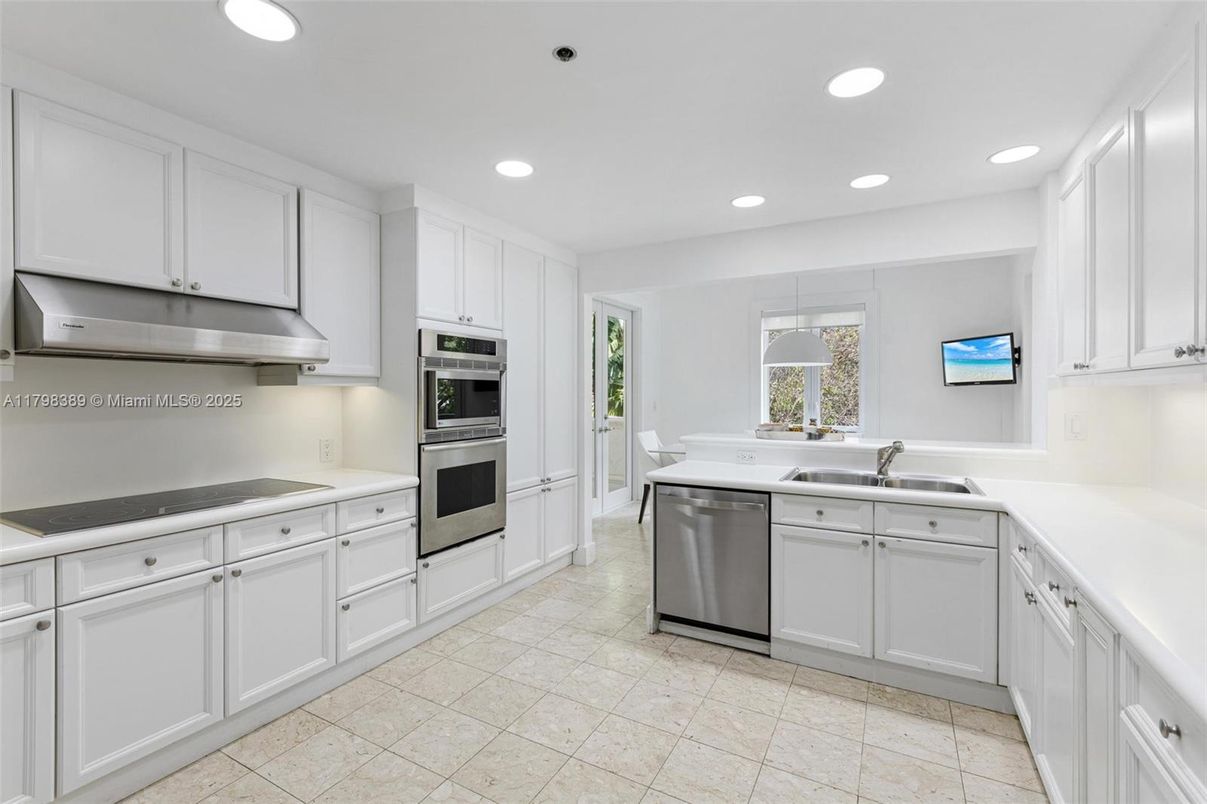 Dining room, Interior, Kitchen, Recessed Lighting, Stainless Steel Appliances