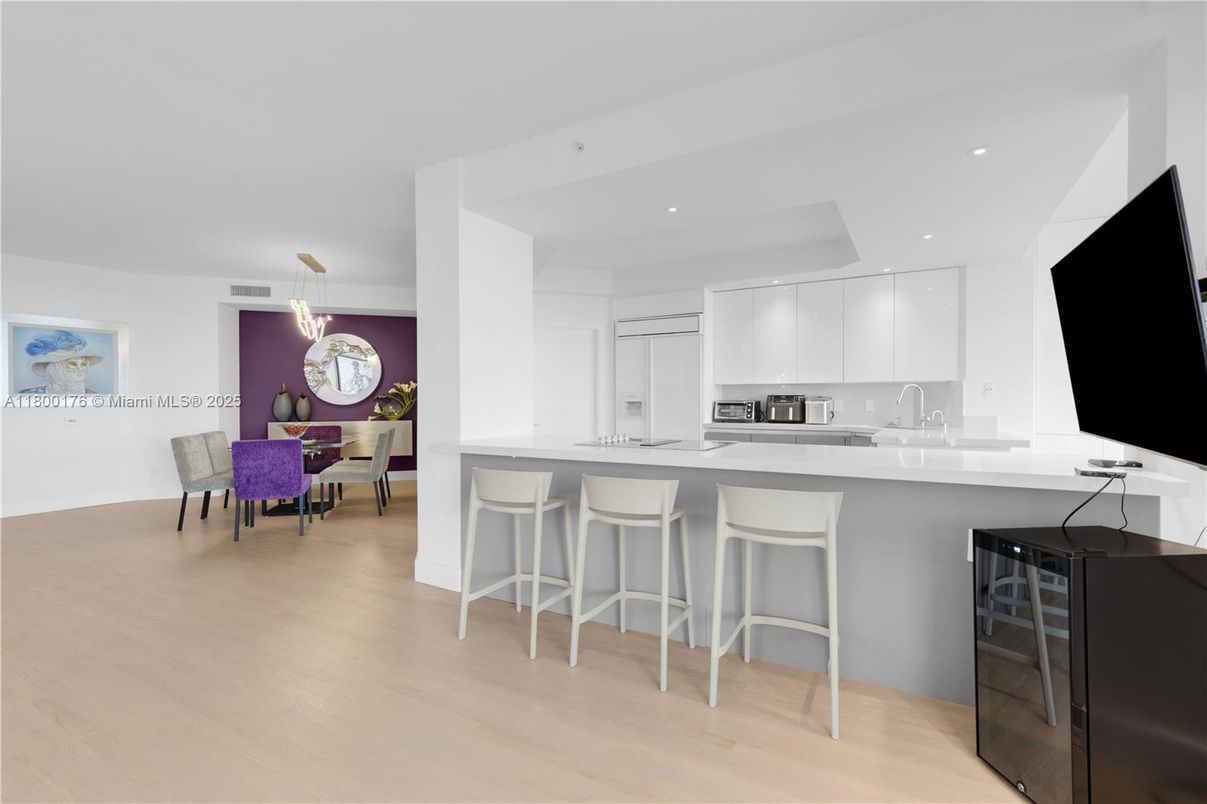 Dining room, Interior, Kitchen, Pendant Lights, Recessed Lighting, Wood Texture Flooring