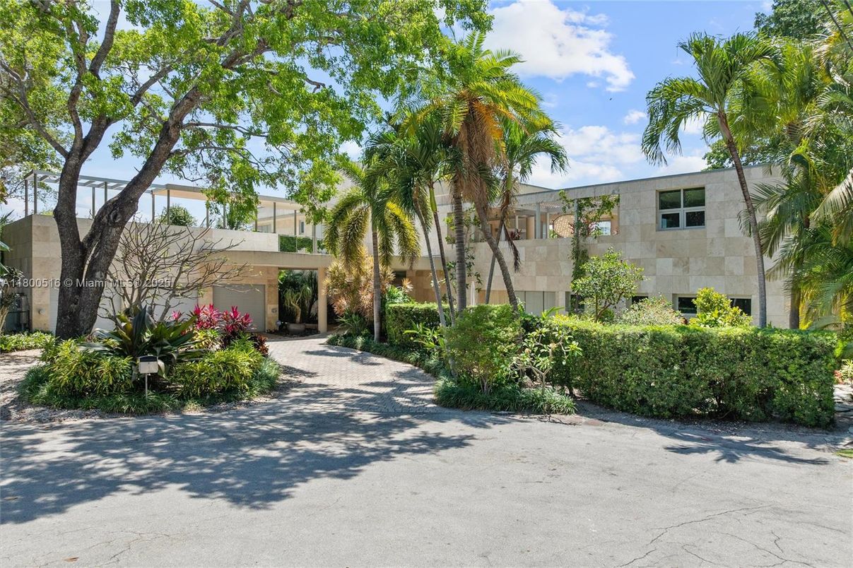 Exterior, Facade, Modern