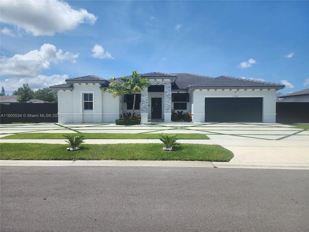 Attached, Exterior, Facade, Mediterranean