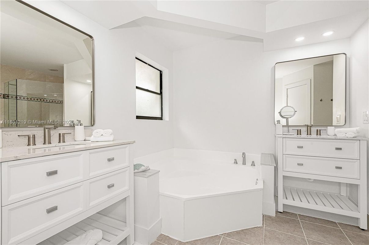 Bathroom, Dual Sink Vanities, Interior, Recessed Lighting