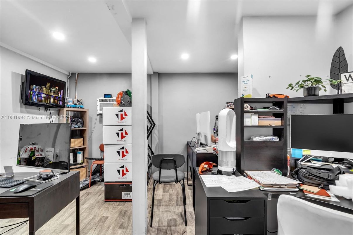 Home Office, Interior, Recessed Lighting, Wood Texture Flooring