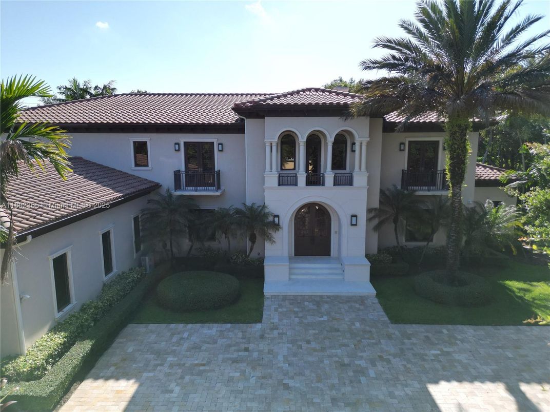 Exterior, Facade, Mediterranean