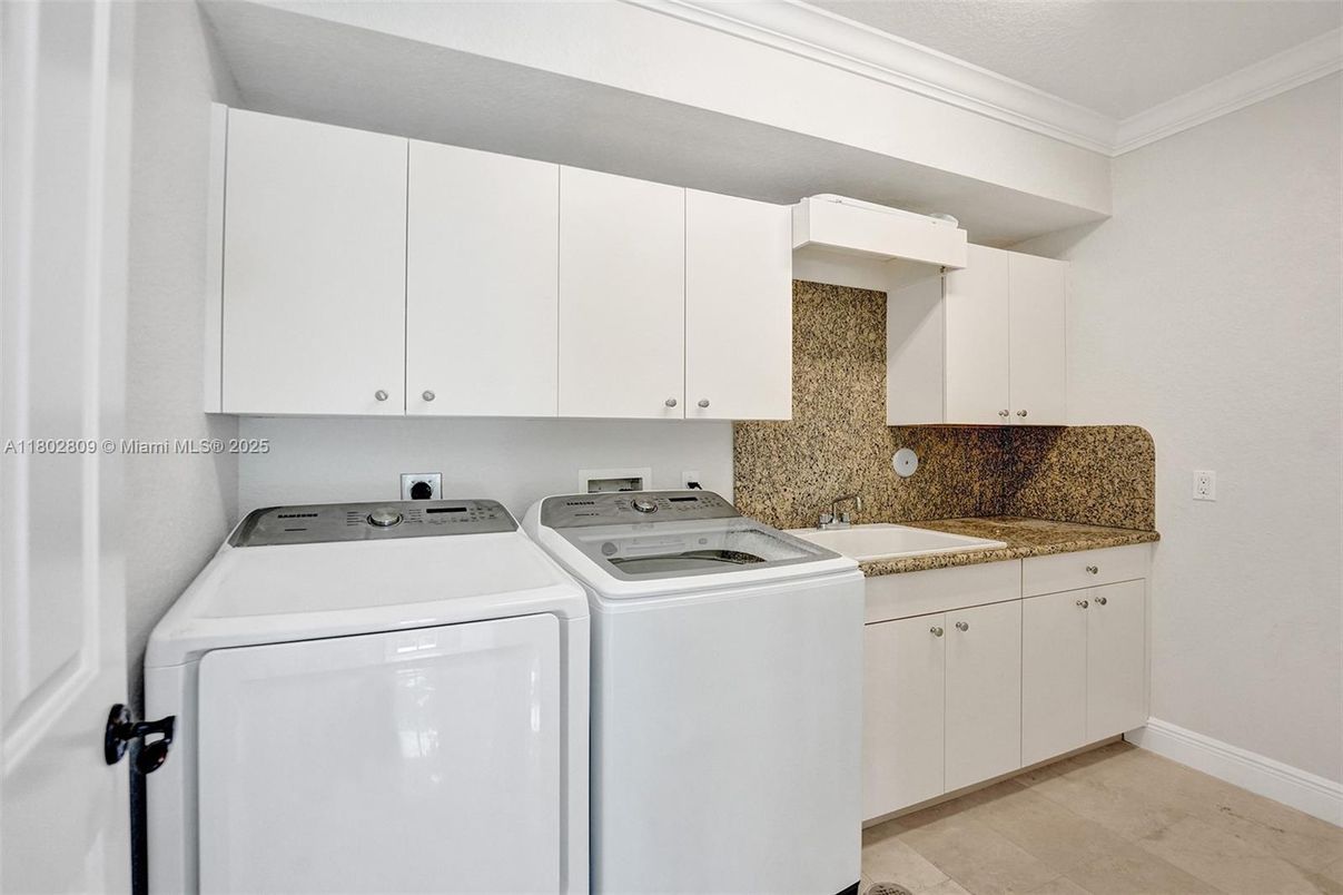 Interior, Washer, Wood Texture Flooring