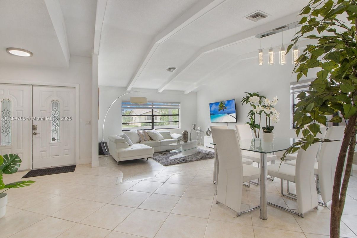 Dining room, Interior, Living room, Pendant Lights, Recessed Lighting