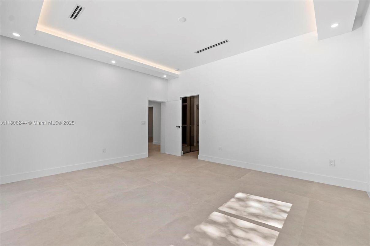 Empty room, Interior, Recessed Lighting