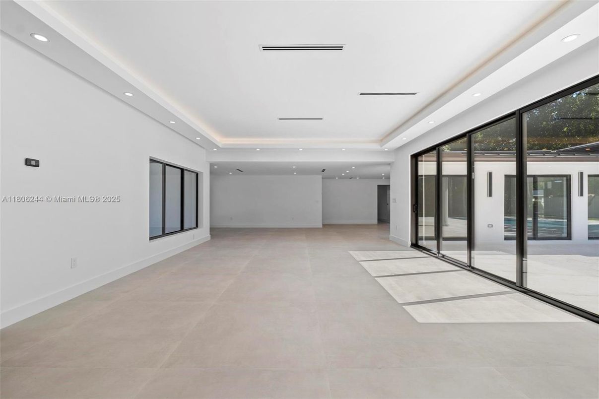 Empty room, Interior, Recessed Lighting