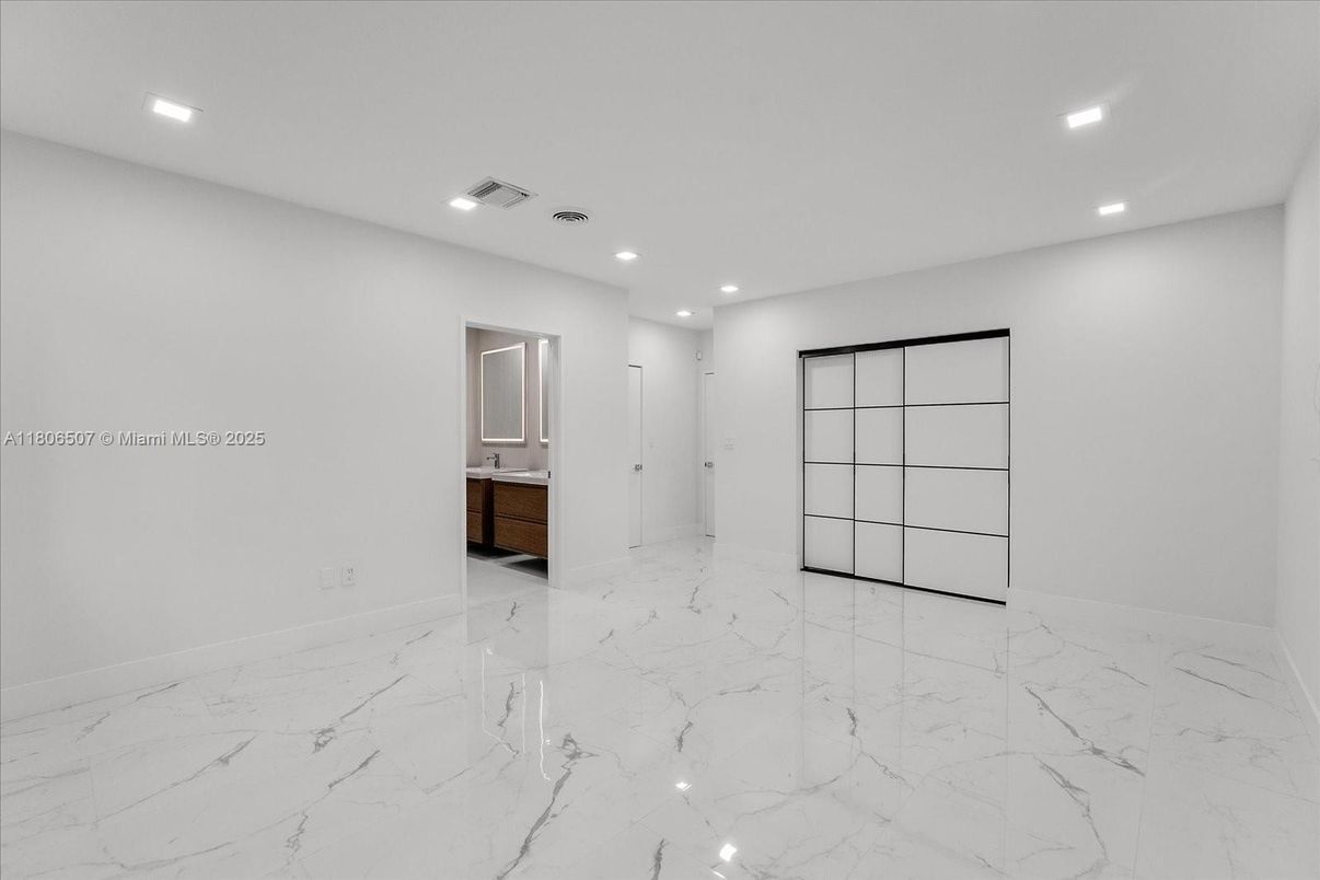 Bathroom, Empty room, Interior, Marble, Recessed Lighting