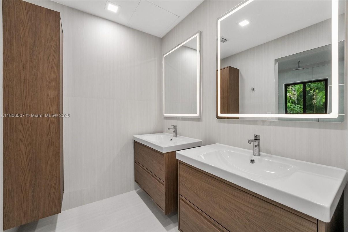 Bathroom, Dual Sink Vanities, Interior, Recessed Lighting