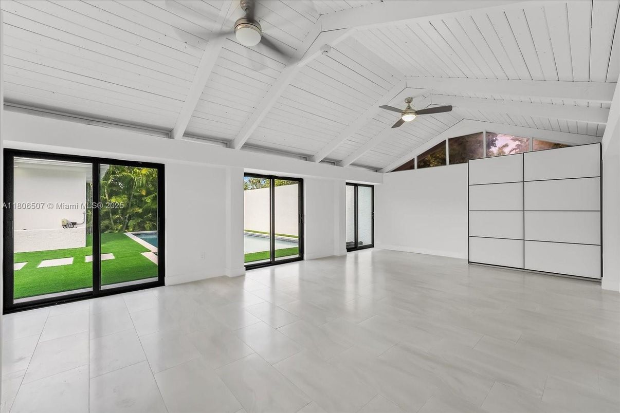 Empty room, Interior