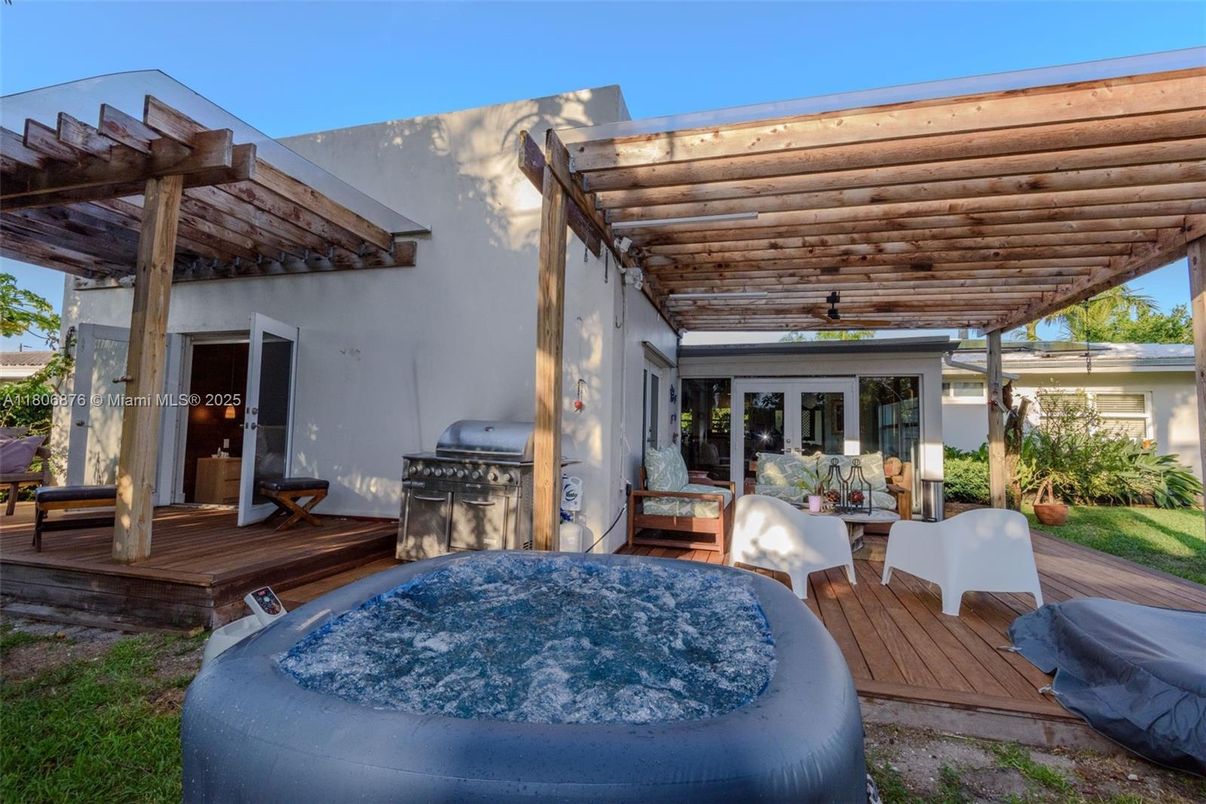 Exterior, Outdoor Kitchen