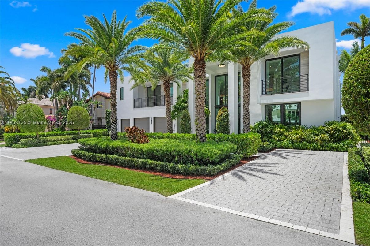 Exterior, Facade, Modern