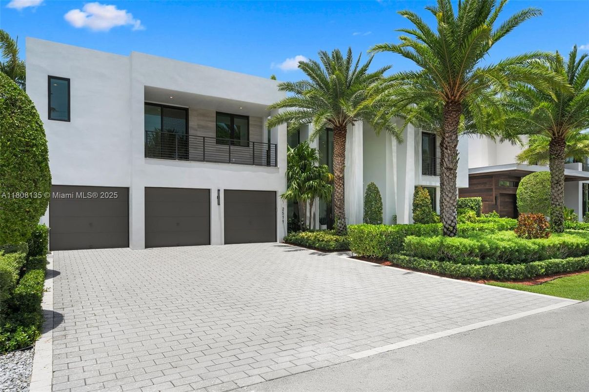 Attached, Exterior, Facade, Modern