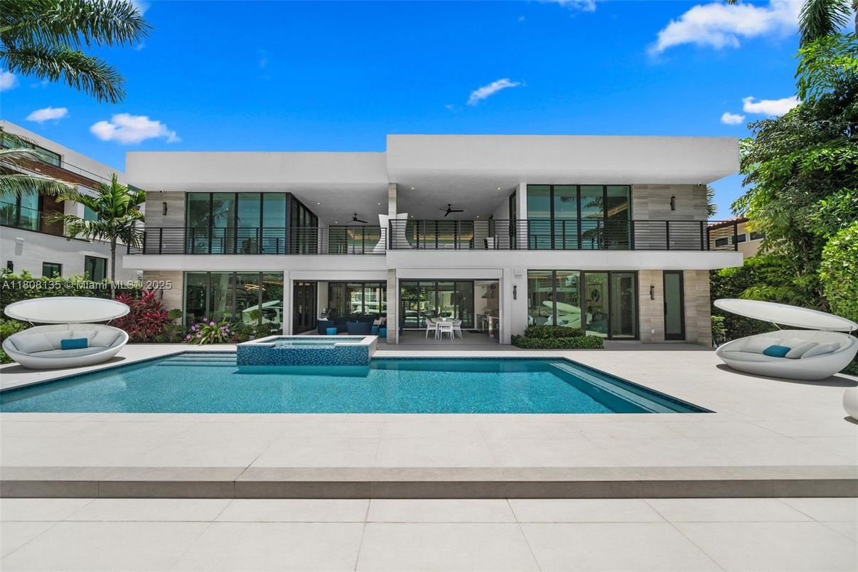 Exterior, Facade, Pool, Modern